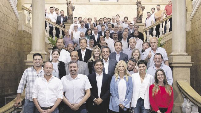 Asado. Sergio Massa, Máximo Kirchner, Verónica Magario; el jefe de Gabinete, Martín Insaurralde; los ministros de Infraestructura y Servicios Públicos, Leonardo Nardini, y de Hacienda y Finanzas, Pablo López; el jefe de Asesores, Carlos Bianco; el titular de la Cámara de Diputados de la Provincia, Federico Otermín; y los intendentes Gustavo Menéndez (Merlo), Mariano Cascallares (Almirante Brown),Mayra Mendoza (Quilmes), Ariel Sujarchuk (Escobar) y Gastón Granados (Ezeiza), entre otros, se reunieron ayer con Kicillof en La Plata.