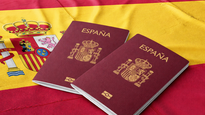 El gobierno español aprobó un proceso extraordinario que permitirá a miles de migrantes acceder a residencia y trabajo formal por un año.La medida busca integrar a quienes ya viven en el país y regularizar su situación laboral y social.