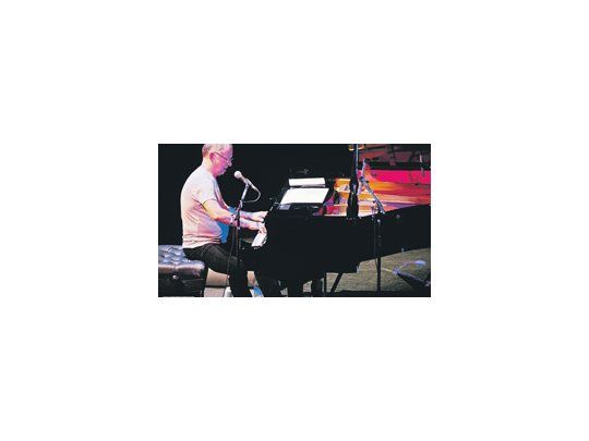 La novedad de la presentación de Hugo Fattoruso en el Boris Club de Jazz fue que el gran músico tocó y cantó solo, hipnotizando a un público que estalló en ovaciones al final de cada tema.