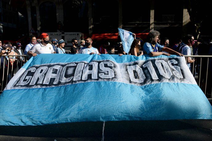 Los homenajes a Diego Maradona coinciden en no tener un único símbolo, con camisetas de todos los equipos.