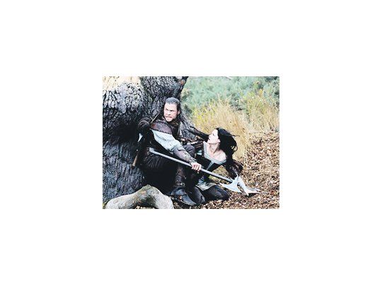 La heroína de «Crepúsculo», Kristen Stewart, y el superhéroe Thor, Chris Hemsworth, protagonizan la fantasía heroica en que se convirtió el cuento de Blancanieves para seducir al público adolescente.