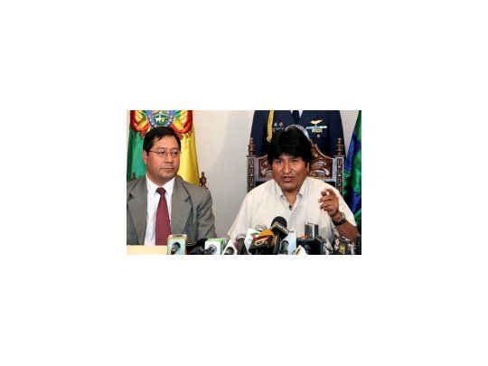 Evo Morales junto al ministro de Economía, Luis Arce.