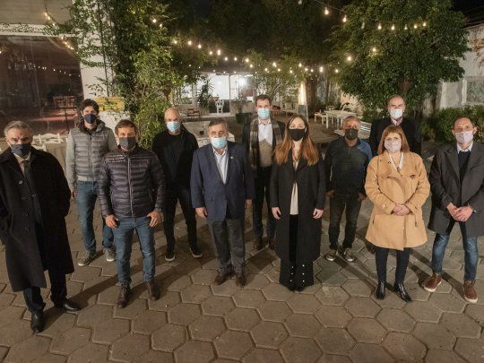Frío. Abrigados y con barbijo se reunieron ayer los integrantes de la mesa de Juntos por el Cambio.&nbsp;