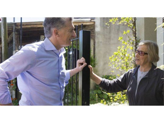 El Presidente visitó a vecinos de la localidad bonaerense de Magdalena.