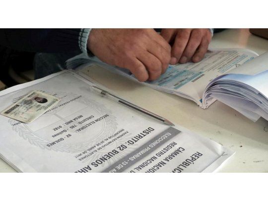 Desde el Gobierno indicaron a ámbito.com que en las próximas semanas se iniciarán conversaciones con gobernadores para destrabar proyecto dormido en el Senado. Voto electrónico, también en la agenda de negociaciones.