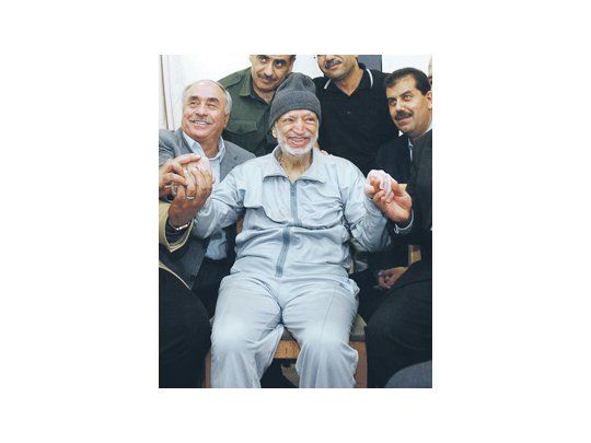 Yaser Arafat en 2004, poco antes de su misteriosa muerte, que se produjo el 11 de noviembre de ese año. El caso será reabierto debido a la aparición de pruebas que hallaron una sustancia radiactiva en sus efectos personales.