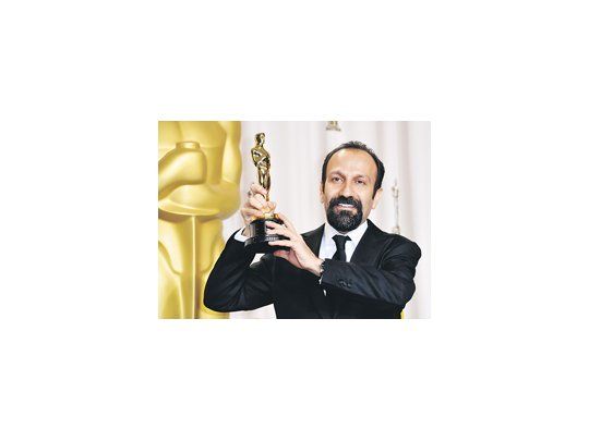 El director iraní Asghar Farhadi, con su Oscar, defendió la milenaria cultura de su pueblo y atacó las «hostilidades, intimidaciones y agresiones» que sufre su país.
