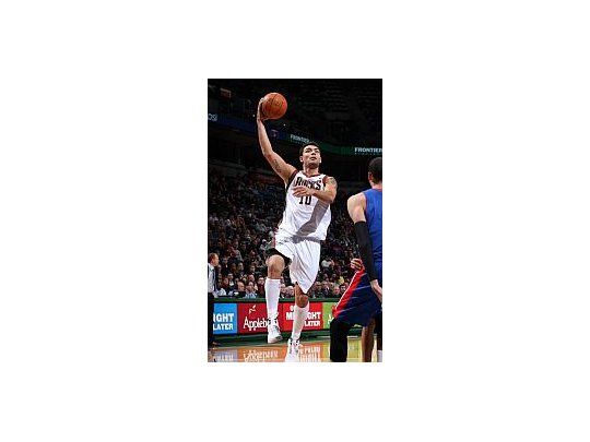 Delfino aportó 10 puntos en una nueva victoria de Milwaukee.