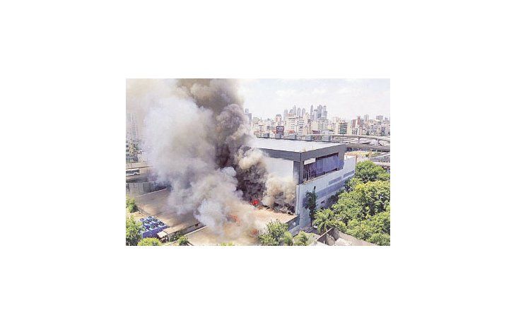 Una columna de humo negro cubrió la zona. El fuego se habría iniciado por un trabajo de soldadura que despidió chispas.  Destruyó las escenografías de algunos programas.