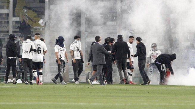 Barras de Colo Colo invadieron la cancha tras la represión policial y la muerte de dos personas.