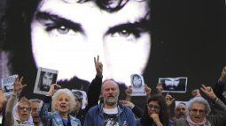 La familia del joven Santiago Maldonado durante una movilización que se llevó a cabo en 2018, cuando el juez federal  de Rawson, Gustavo Lleral, le confesó a la madre del joven que estaba  siendo extorsionado para que cierre la causa sobre presunta  desaparición forzada.
