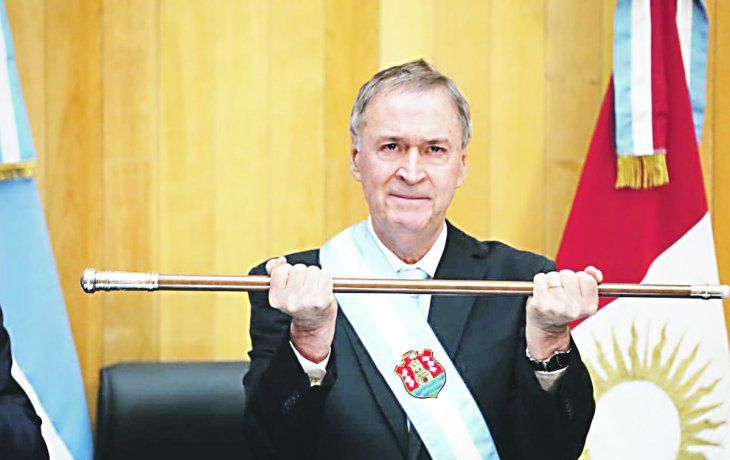 Compromiso. “El compromiso de mi gobierno es y será siempre la defensa de los intereses de Córdoba y los cordobeses”, dijo ayer durante su jura Juan Schiaretti, quien se mostró emocionado en su discurso.