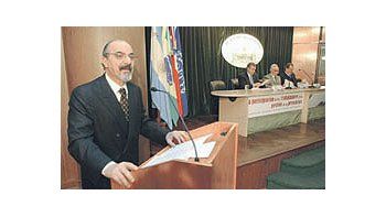Carlos Tomada, ministro de Trabajo, protagonizó ayer un seminario sobre el nuevo régimende accidentes laborales en el Senado. Junto al radical Gerardo Morales y el diputado HéctorRecalde teorizaron sobre la creación de un inspector que vigile la seguridad en cadaempresa.