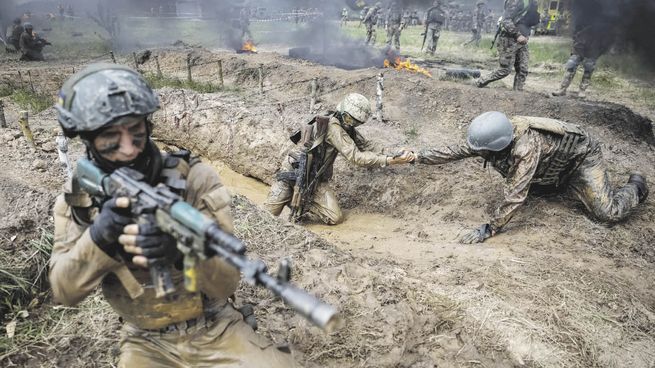 Militares ucranianos en un ejercicio en la región de Chernihiv, mientras la ofensiva continúa.
