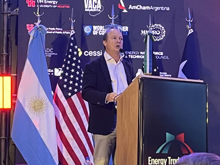 Último discurso público de Daniel González desde un atril como funcionario público. Su deseo es volver a la actividad privada para aprovechar el boom petrolero.  