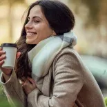 Hay personas que eligen pasar su tiempo a solas, sin que implique algo malo. Hay personas que eligen pasar su tiempo a solas, sin que implique algo malo.