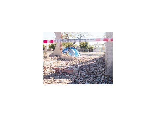 En San Juan efectivos policiales desalojaron ayer pacíficamente un predio que había sido tomado por un grupo de familias (arriba). En Formosa, una situación similar terminó con dos muertos y decenas de heridos.