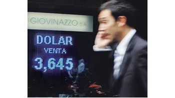 ámbito.com | La avidez por el dólar no se detiene. Ayer volvió a registrar una suba. Las casas de cambio se siguen poblando de público.