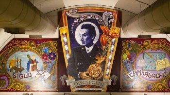 El mural en homenaje a Enrique Santos Discépolo ubicado en la estación Corrientes de la Línea H. La obra pertenece a los artistas Jorge Muscia y Alfredo Martínez. El mural en homenaje a Enrique Santos Discépolo ubicado en la estación Corrientes de la Línea H. La obra pertenece a los artistas Jorge Muscia y Alfredo Martínez.