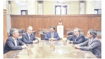 Los entrerrianos  Sergio Urribarri y Gustavo Bordet; el titular de la AGN, Ricardo Echegaray; el senador Miguel Ángel Pichetto y el secretario ejecutivo de la Auditoría, Guillermo Michel.