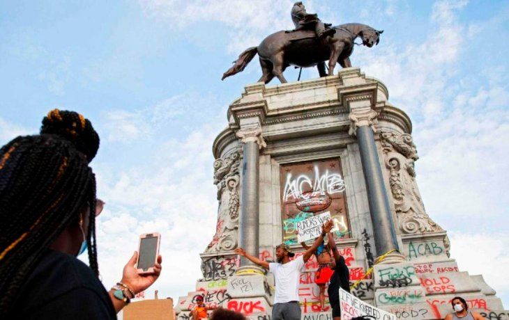 La estatua de Robert E. Lee fue vandalizada como consecuencia de las manifestaciones en torno al asesinato de George Floyd.