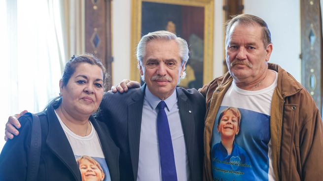 Los abuelos de Lucio Dupuy junto a Alberto Fernández.&nbsp;