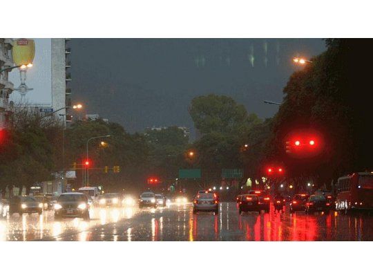 Temporal de viento y lluvia: desvían aviones y hay alerta de granizo