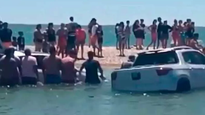Río Negro: el mal momento para cientos de turistas en la playa por la crecida del mar