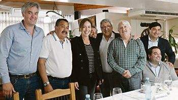Gremios. María E. Vidal rodeada de gremialistas, entre ellos José Ibarra, Ramón Ayala (anfitrión) y Juan Miguel Cacho García. Fue al almuerzo sólo acompañada por su custodia y el exministro Jorge Triaca.