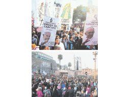 Postales. La imagen del papa Francisco compartió la movilización con banderas y pecheras que identificaban a las distintas organizaciones que participaron de la peregrinación de Liniers a Casa Rosada.