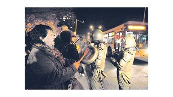 ámbito.com | La Plaza Ñuñoa, epicentro de la clase media santiaguina, protagonizó el martes por la noche uno de los más sonoros cacerolazos.