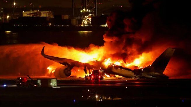 Impactantes imágenes del avión incendiado en Japón