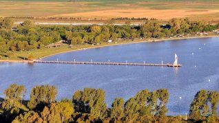 Un espejo de agua y horizonte abierto: la postal bonaerense que invita a frenar el ritmo y quedarse hasta el último rayo de sol. Un espejo de agua y horizonte abierto: la postal bonaerense que invita a frenar el ritmo y quedarse hasta el último rayo de sol.