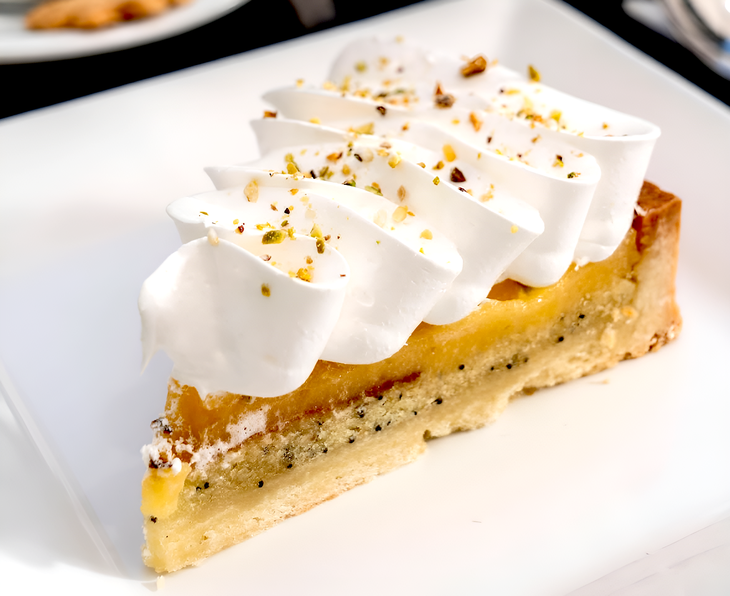 In the historic Palacio Paz, the pastry combines technique and elegance in a lemon foot of mass Sablée and Curd home.  