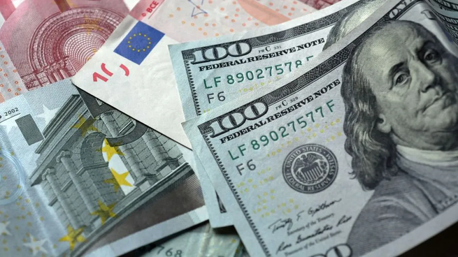 El dólar subió mientras el euro cerró con su primera baja semanal del mes.