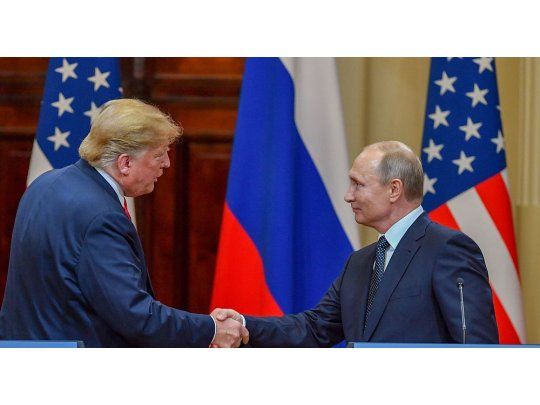 Los mandatarios de EEUU y Rusia se saludan durante la cumbre en Helsinki.