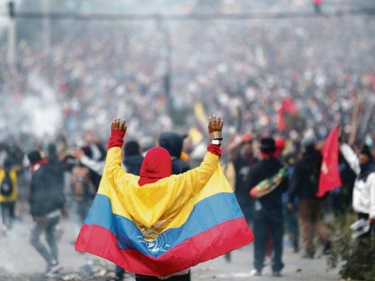 TENSIÓN. Los miles de manifestantes presentes lograron romper el cerco policial e ingresar a la Asamblea Nacional.