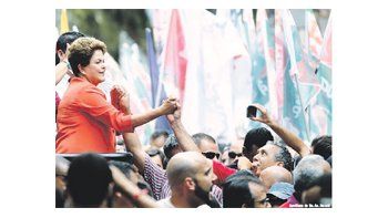 ámbito.com | La presidenta Dilma Rousseff revitalizó su campaña por la reelección con los últimos sondeos que demuestran que se distancia de su rival más próxima, la ecologista Marina Silva.