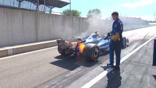 Así se incendió el Williams del español Carlos Sainz en la largada.