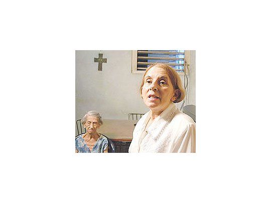La madre de la médica cubana disidente Hilda Molina sufrióun accidente. Su nieto recurrió a la Cancillería para que seaatendida en Buenos Aires.