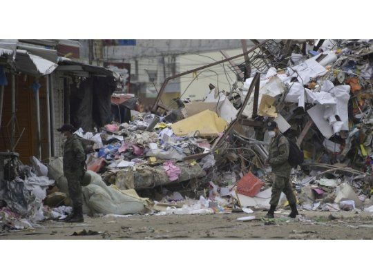 El ejército de Ecuador lidera las tareas de rescate tras el terremoto.