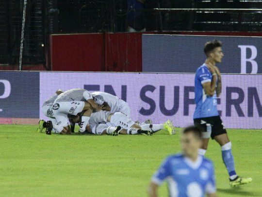 El abrazo más deseado. Platense derrotó a Estudiantes de Río Cuarto en los penales y regresó a Primera tras 22 años.