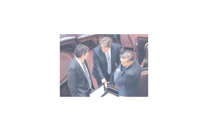 Juan Manuel  Abal Medina, Amado Boudou y Miguel Pichetto. El FpV no logró sentar a 37 senadores en sus bancas y cayó la sesión.