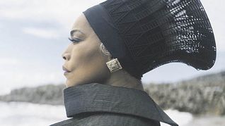 pantera negra. Angela Bassett como la reina de Wakanda.