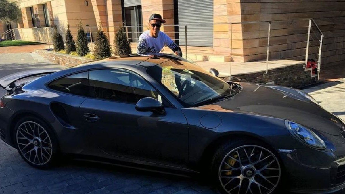 Revelation: Ronaldo “gave up” his Porsche in exchange for the phone of a famous singer