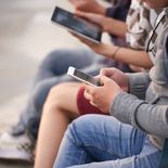 Jóvenes porteños: el 18,2% apostó online, casi un cuarto recibió contenido sexual sin consentimiento y el 25% usa IA como terapeuta o compañía.