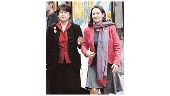 Martine Aubry y Ségolène Royal, poderosas líderesdel socialismo francés, antes aliadas políticas y hoyagriamente enfrentadas por la conducción del partido.