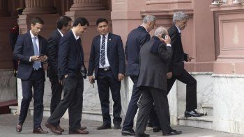 Empresarios vinculados con el consumo masivo llegando a la Casa Rosada para reunirse con Macri.
