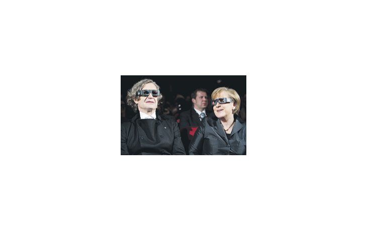 ámbito.com | La jefa de Gobierno alemana Angela Merkel y Wim Wenders, ayer, con los anteojitos necesarios para apreciar debidamente «Pina», elogiado documental en 3D sobre la coreógrafa Pina Bausch.