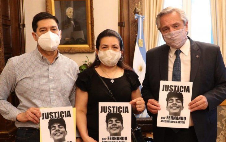 Alberto Fernández con los padres de Fernando Báez Sosa.